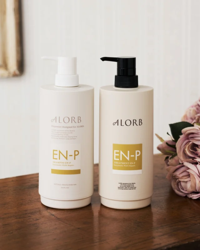 .
シャンプーやトリートメントの詰め替え作業、面倒に感じていませんか？

アローブシリーズは、専用のディスペンサーをご用意しています😊
リフィルパウチをそのまま容器にセットするだけなので、誰でも簡単に詰め替えが可能です！

それに加えて、ディスペンサーは密閉性が高く
シャンプーやトリートメントの香りがしっかりキープされます🌹

#tamaris #ALORB #タマリス #アローブ #生涯美髪 #美髪 #ナチュラル #ケミカル #頭皮 #頭皮ケア #ヘアケア #ヘアスタイル #スキャルプケア #システムケア #ホームケア #ヘッドスパ #ダメージケア #ダメージ補修 #シャンプー #トリートメント #保湿 #うるおい #毛髪強化 #素材美 #beauty #hair #hairstyle #酵素シャンプー #プレックス #美容室専売品