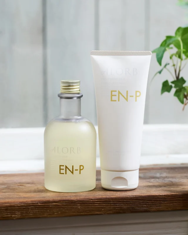 .
アローブのEN-Pシリーズは
□ 日常的に熱アイロンを使用している方
□ ブリーチカラーで髪がゴワついてまとまらない方
□ ストレート施術後のスタイルが緩んできたと感じる方
におすすめのシリーズです👀

カワラタケエキスに含まれる酸化酵素「ラッカーゼ」と３種の補強成分が髪の内部から補強し
柔らかく芯のあるしなやかな髪へ導きます😊

#tamaris #ALORB #タマリス #アローブ #生涯美髪 #美髪 #ナチュラル #ケミカル #頭皮 #頭皮ケア #ヘアケア #ヘアスタイル #スキャルプケア #システムケア #ホームケア #ヘッドスパ #ダメージケア #ダメージ補修 #シャンプー #トリートメント #保湿 #うるおい #毛髪強化 #素材美 #beauty #hair #hairstyle #酵素シャンプー #プレックス #美容室専売品