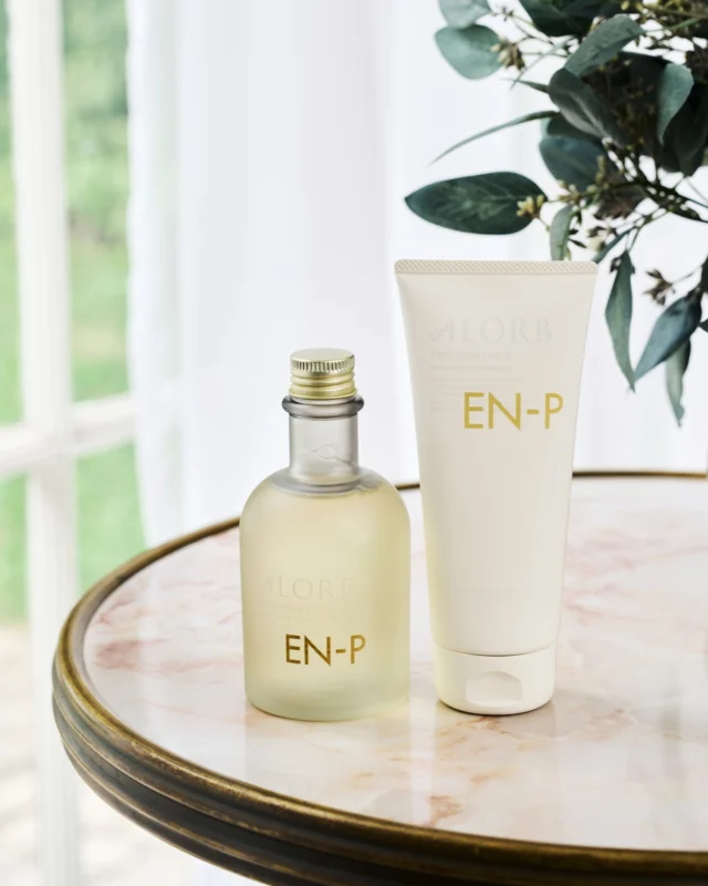 .
アローブのヘアケアラインから新しく発売されたEN-Pシリーズは
かたくゴワついた髪を酵素でほぐし、酵素で補強する新発想のプレックス系ヘアケアです🫧

ローズ・フルーティー・ムスクが調和された香りは
爽やかながら、華やかさもある上品な香りなので
是非、お試しください😊

#tamaris #ALORB #タマリス #アローブ #生涯美髪 #美髪 #ナチュラル #ケミカル #頭皮 #頭皮ケア #ヘアケア #ヘアスタイル #スキャルプケア #システムケア #ホームケア #ヘッドスパ #ダメージケア #ダメージ補修 #シャンプー #トリートメント #保湿 #うるおい #毛髪強化 #素材美 #beauty #hair #hairstyle #酵素シャンプー #プレックス #美容室専売品