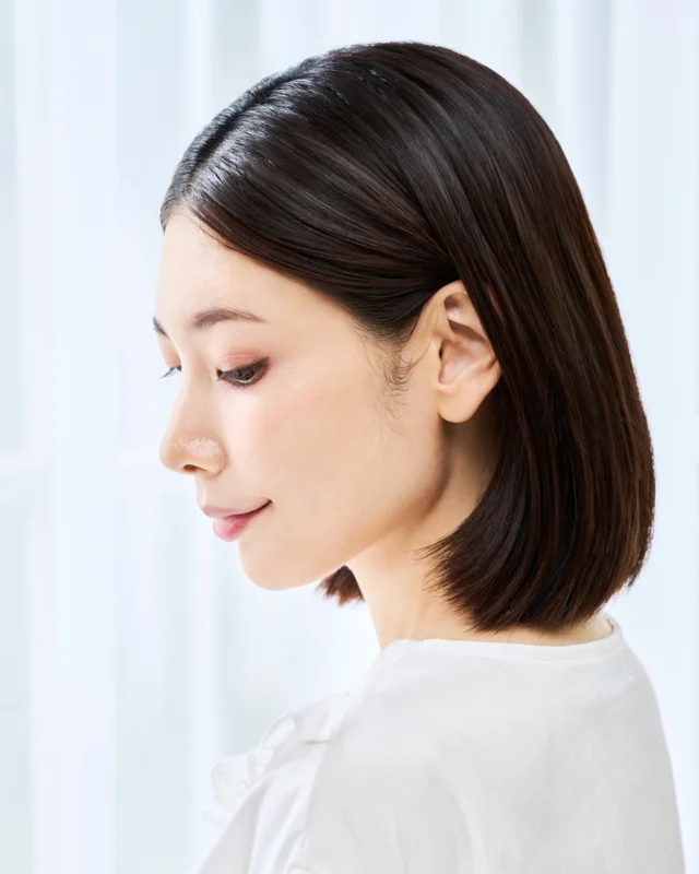 .
秋は抜け毛が気になる季節…🍁

シャンプーをする際は、頭皮マッサージを行い髪の汚れを落とすだけでなく頭皮の環境を整えましょう👀

頭皮マッサージは、血行を促進し、髪の成長に必要な栄養が届きやすくなるだけでなく、顔のむくみや眼精疲労の軽減にも効果があるとされています😊

マッサージを行う際は、指の腹で頭皮を優しくつかむようにしながら、全体を丁寧にもみほぐすことがポイントです。

毎日のケアに、ぜひ取り入れてみてください。

#tamaris #ALORB #タマリス #アローブ #生涯美髪 #美髪 #ナチュラル #ケミカル #頭皮 #頭皮ケア #ヘアケア #ヘアスタイル #スキャルプケア #システムケア #ホームケア #ヘッドスパ #ダメージケア #ダメージ補修 #シャンプー #トリートメント #保湿 #うるおい #毛髪強化 #素材美 #beauty #hair #hairstyle #美容室専売品