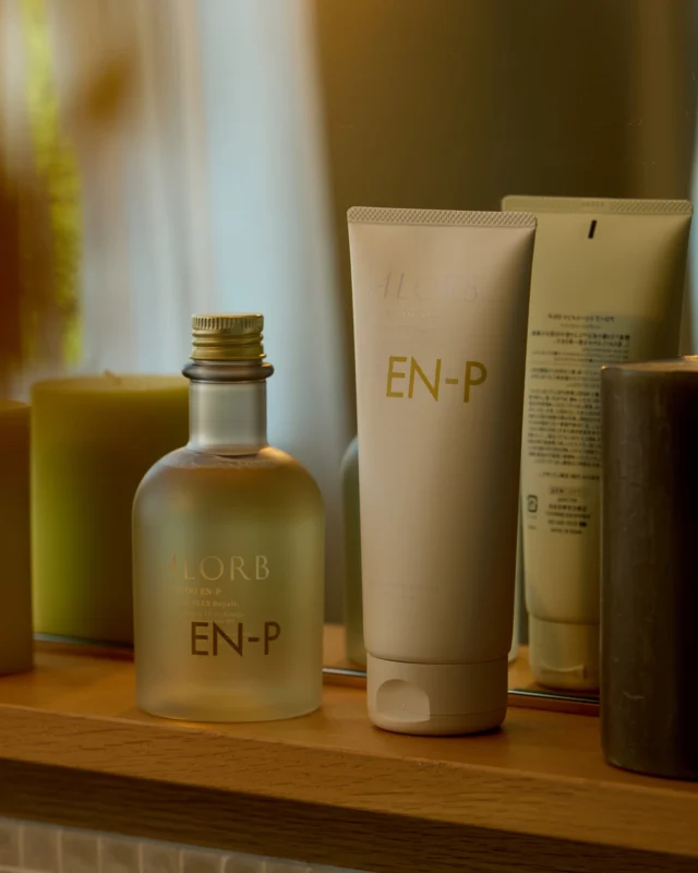 .
新たなアイテムとして、酵素によるプレックスケアを可能にした新処方の「EN-P」シリーズは
熱ダメージでかたくなった毛髪繊維を、2種の酵素※1でほぐし、酸化酵素※2と3種の補強成分※3により繋ぎとめ、芯のあるしなやかな髪へ導きます✨

※1　パパイン、プロテアーゼ
※2 ラッカーゼ（カワラタケエキス）
※3 クレアチン、TOS-STEA（アミノエチルチオコハク酸ジアンモニウム）、ELLAPLEX（ジマレイン酸プロピレンジアンモニウム

髪のまとまりや日常的に熱アイロンを使用している方におススメのシリーズです👀

#tamaris #ALORB #タマリス #アローブ #生涯美髪 #美髪 #ナチュラル #ケミカル #頭皮 #頭皮ケア #ヘアケア #ヘアスタイル #スキャルプケア #システムケア #ホームケア #ヘッドスパ #ダメージケア #ダメージ補修 #シャンプー #トリートメント #保湿 #うるおい #毛髪強化 #素材美 #beauty #hair #hairstyle #酵素シャンプー #プレックス #美容室専売品