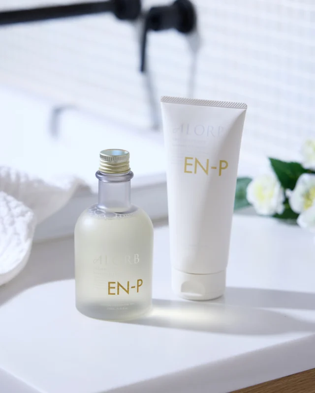 ".
熱ダメージでかたくなった毛髪繊維を酵素のチカラでほぐす、つなぐを可能にした新発想プレックスケアのEN-Pシリーズ😊

酵素のチカラで使うほど内部から柔らかさとしなやかさをもたらします✨

＜ご使用前の準備／シャンプーボトルの使い方＞
※ポンプが固くて上がらない、または空回りして上がらない場合は。
以下の手順をお試しください。

1.ボトルを平らな場所に置きます。
2.ポンプを一度ゆるめます。
3.一度ゆるめたポンプを、“ギュッと”固く締め直します。
4.キャップの根元をしっかり押さえ、ノズル部分を左（反時計回り）に回します。

それでもノズルが上がらない場合は、同じ手順をもう一度繰り返してください。

#tamaris #ALORB #タマリス #アローブ #生涯美髪 #美髪 #ナチュラル #ケミカル #頭皮 #頭皮ケア #ヘアケア #ヘアスタイル #スキャルプケア #システムケア #ホームケア #ヘッドスパ #ダメージケア #ダメージ補修 #シャンプー #トリートメント #保湿 #うるおい #毛髪強化 #素材美 #beauty #hair #hairstyle #酵素シャンプー #プレックス #美容室専売品"