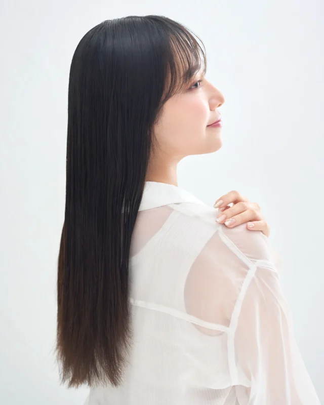 .
お風呂上がりの「自然乾燥」は要注意！
暑い日はつい髪を半乾きのままにしてしまいがち…。
でも、濡れた髪をそのまま放置すると、頭皮や髪が湿った状態が続き、雑菌が繁殖しやすくなったり、ニオイの原因になったりすることがあります。
お風呂上がりは、ドライヤーで根元からしっかり乾かすことが大切です😊
乾かすときは、 ✨温風でしっかり水分を飛ばし ✨仕上げに冷風を当てるのがおすすめ◎
頭皮を健やかに保ち、まとまりのある髪へ導きましょう🌿

#ALORB #アローブ #タマリス  #シャンプー #美容室専売品"