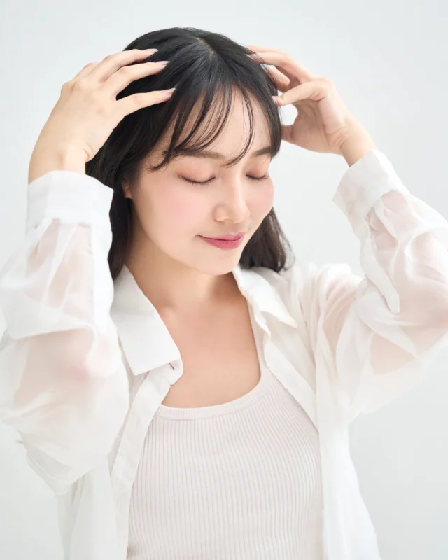 .
☀️この季節は紫外線の影響で頭皮もダメージを受けやすく、とてもデリケートな状態です😢
毎日のバスタイムには、指の腹でやさしく揉み込むように頭皮をマッサージしてみましょう😊
頭皮を心地よくほぐすことで、健やかな頭皮環境を保つことにつながります🌿
毎日のちょっとしたケアが、これからの美しい髪づくりの第一歩です✨

#ALORB #アローブ #タマリス #シャンプー #美容室専売品